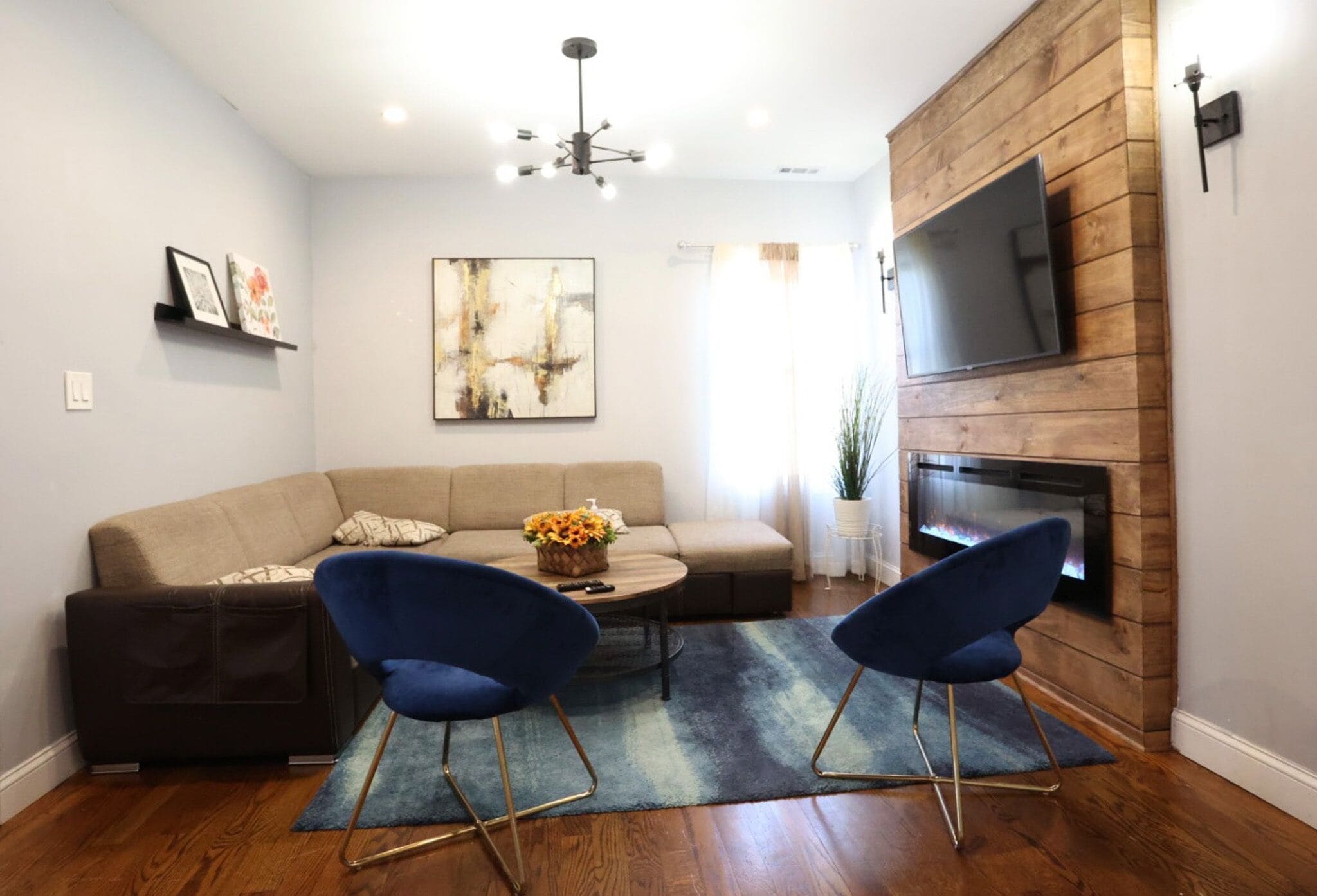 Smart TV, fireplace, Netflix, streaming services