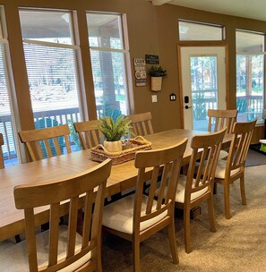 Dining - Cabin w/ Hot Tub, 2 Car Garage, close 3 min walk to the Lake! (Island Park)