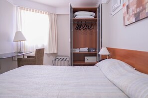 2 عدّة غرف نوم وخزنة داخل الغرفة وواي فاي مجانًا