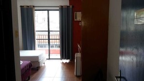 Minibar, espai de treball apte per a portàtils i wifi gratuïta 