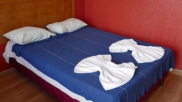 Quarto casal básico | Frigobar, espaço de trabalho para notebook, Wi-Fi de cortesia