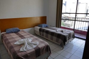 Quarto duplo básico | Frigobar, espaço de trabalho para notebook, Wi-Fi de cortesia