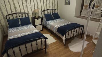 4 slaapkamers, een bureau, een strijkplank/strijkijzer, reisbedje