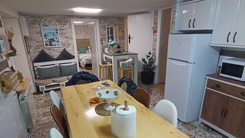 4 makuuhuonetta, työpöytä, silitysrauta/-lauta, vauvan matkasänky