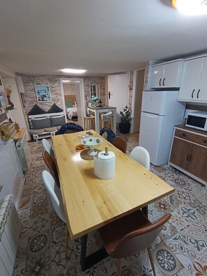 4 habitaciones, escritorio y tabla de planchar con plancha