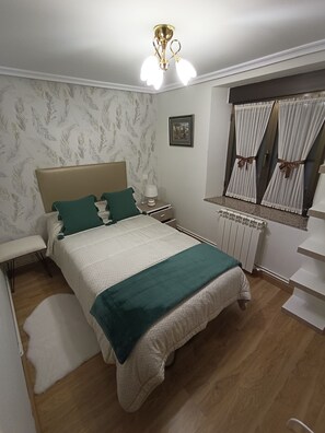 4 bedrooms, desk, iron/ironing board, travel cot - House: Valdivia's portal (Pomar de Valdivia)