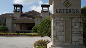 Un edificio con el nombre 'LATERRA' visible en una estructura de piedra.