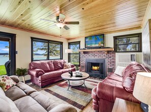 Una Smart TV, una chimenea