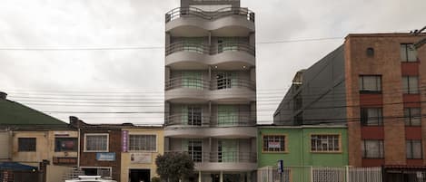 A multi-story building with a sign reading "ExpoHotel Ferial".