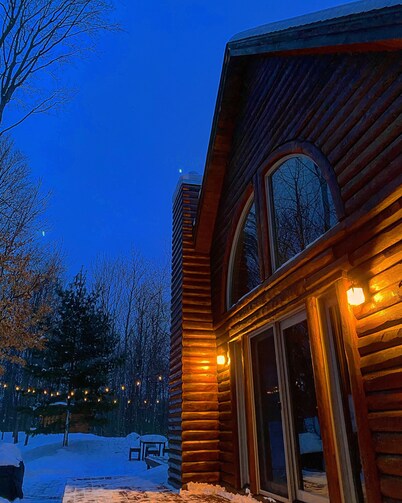 North Pines Lodge Private Hot Tub Private Sauna and hiking trails!