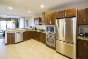 Refrigerador, microondas, horno y lavavajillas 