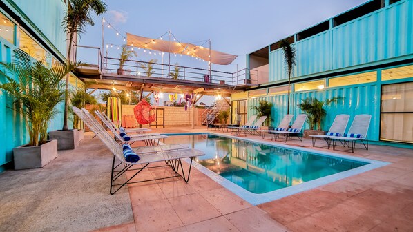 Piscine extérieure, chaises longues