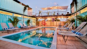 Piscine extérieure, chaises longues