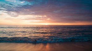 Plage à proximité, sable blanc, parasols, serviettes de plage