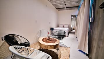Deluxe Studio Suite | Living area
