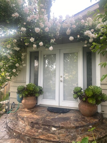 CHARMING GARDENS & SUNNY GREAT LOCATION PETS/HOT TUB 
#141214