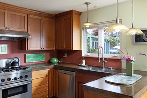 冰箱、微波炉、烤箱、炉灶