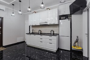 Een koelkast, een microgolfoven, een oven, een vaatwasser