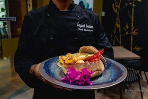Déjeuner, dîner et brunch servis sur place
