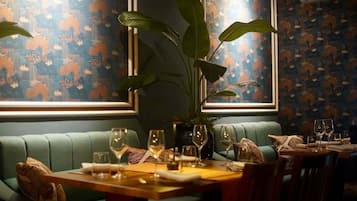 Déjeuner, dîner et brunch servis sur place