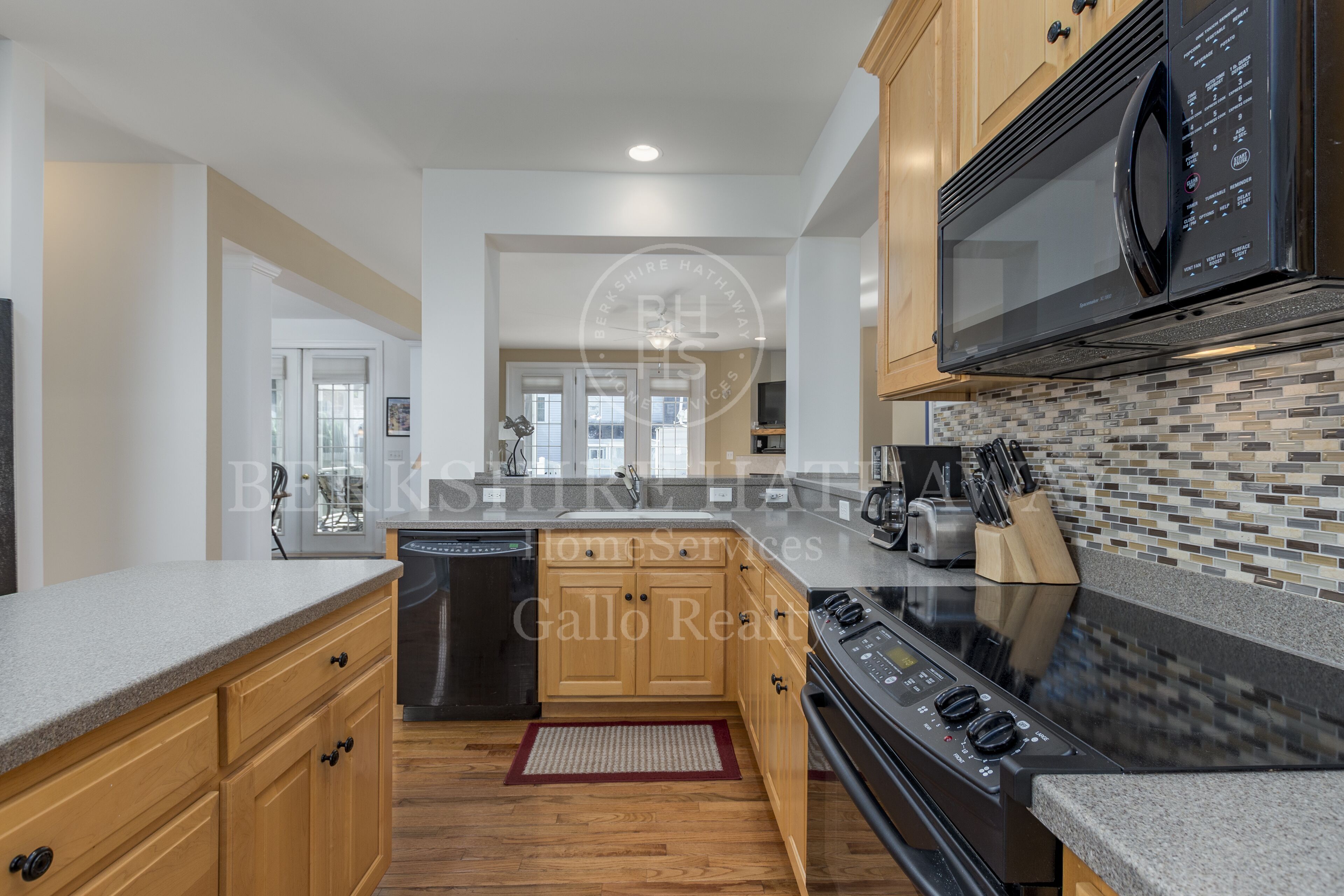 Kylskåp, mikrovågsugn, ugn och spishäll