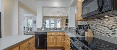 Kylskåp, mikrovågsugn, ugn och spishäll