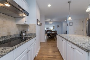 Refrigerador, microondas, horno y lavavajillas