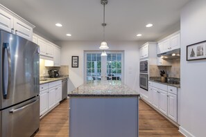 Refrigerador, microondas, horno y lavavajillas 