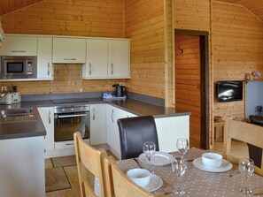 Dishwasher, high chair, freezer - 3 bedroom accommodation in Nomansland, near Tiverton (Nomansland, near Tiverton)