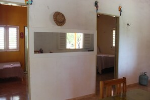 3 habitaciones, tabla de planchar con plancha, wifi y ropa de cama 