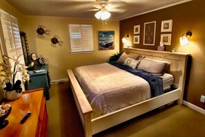 3 bedrooms, desk, iron/ironing board, travel cot - Coastal Retreat on Waterway w/Hot Tub (Newport)