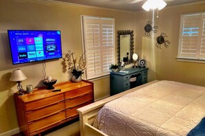 3 bedrooms, desk, iron/ironing board, travel crib