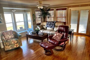 Smart TV, fireplace, video games, printers - Coastal Retreat on Waterway w/Hot Tub (Newport)