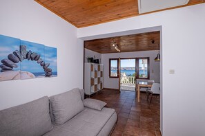 Televisie, een dvd-speler en een stereo