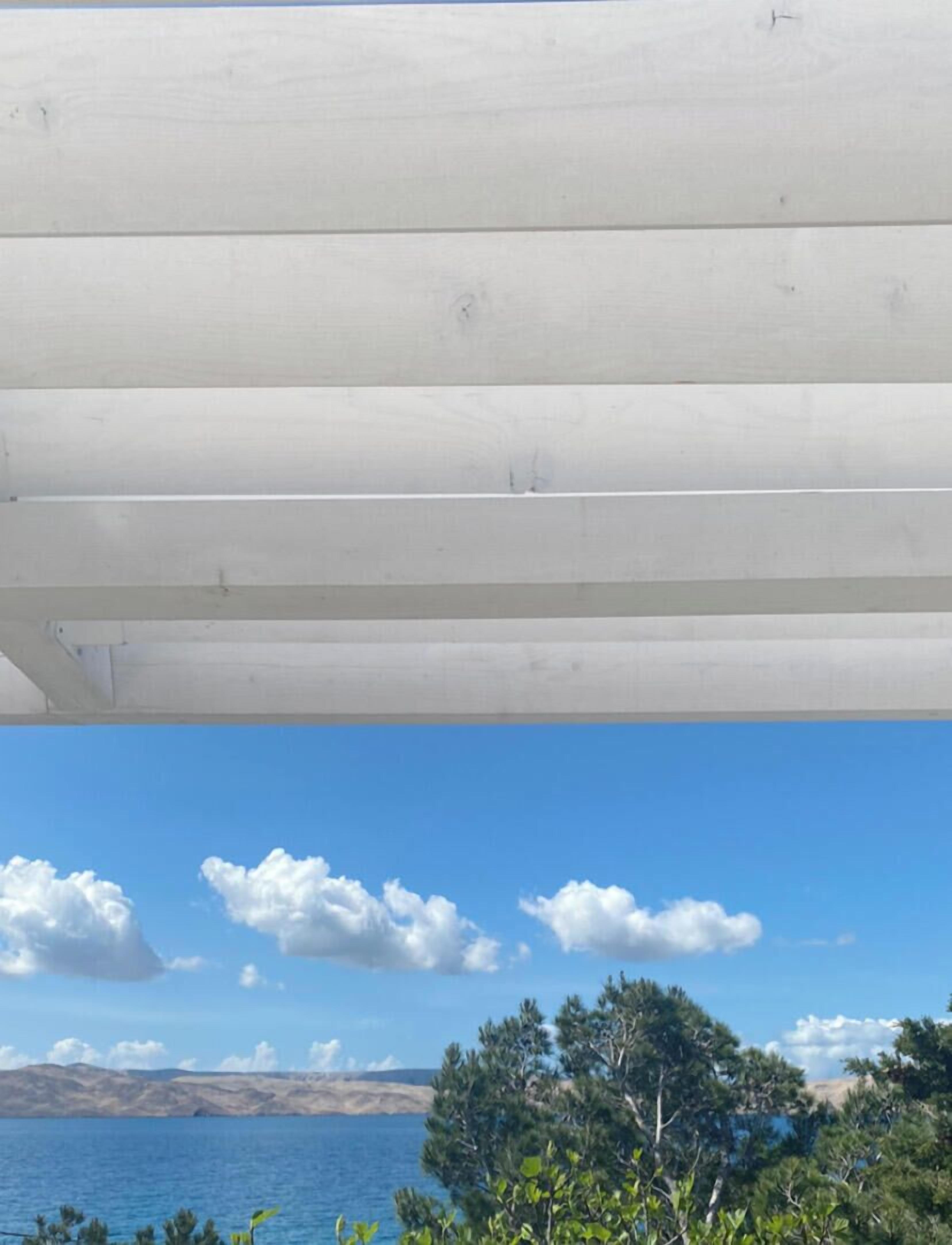 Vista de un paisaje costero con cielos despejados y una masa de agua.
