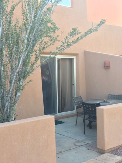 Clean, Cozy, Convenient-On golf course; Ride out of garage to Trails/Petroglyphs