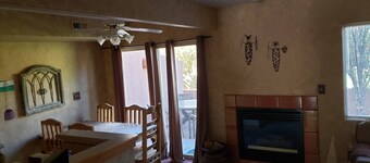 Condominio limpio, acogedor y conveniente en el campo de golf