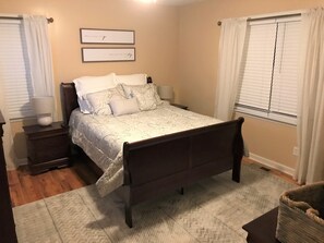 3 bedrooms, desk, iron/ironing board, free WiFi - Spacious Country Ranch Home.  25 Private Acres All to Yourself.   (Fort Valley)