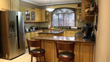 House, 5 Bedrooms | Dapur peribadi | Peti sejuk, ketuhar gelombang mikro, pembancuh kopi/teh