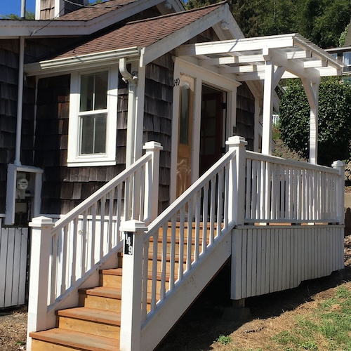 Intimate, Romantic Cottage- Hot tub-Woodstove-Easy walk to town!