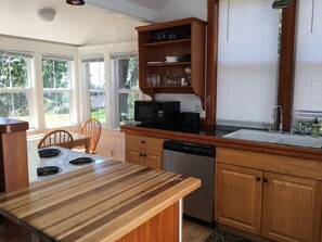 Fridge, microwave, oven, stovetop - Intimate, Romantic Cottage- Hot tub-Woodstove-Easy walk to town! (Yachats)
