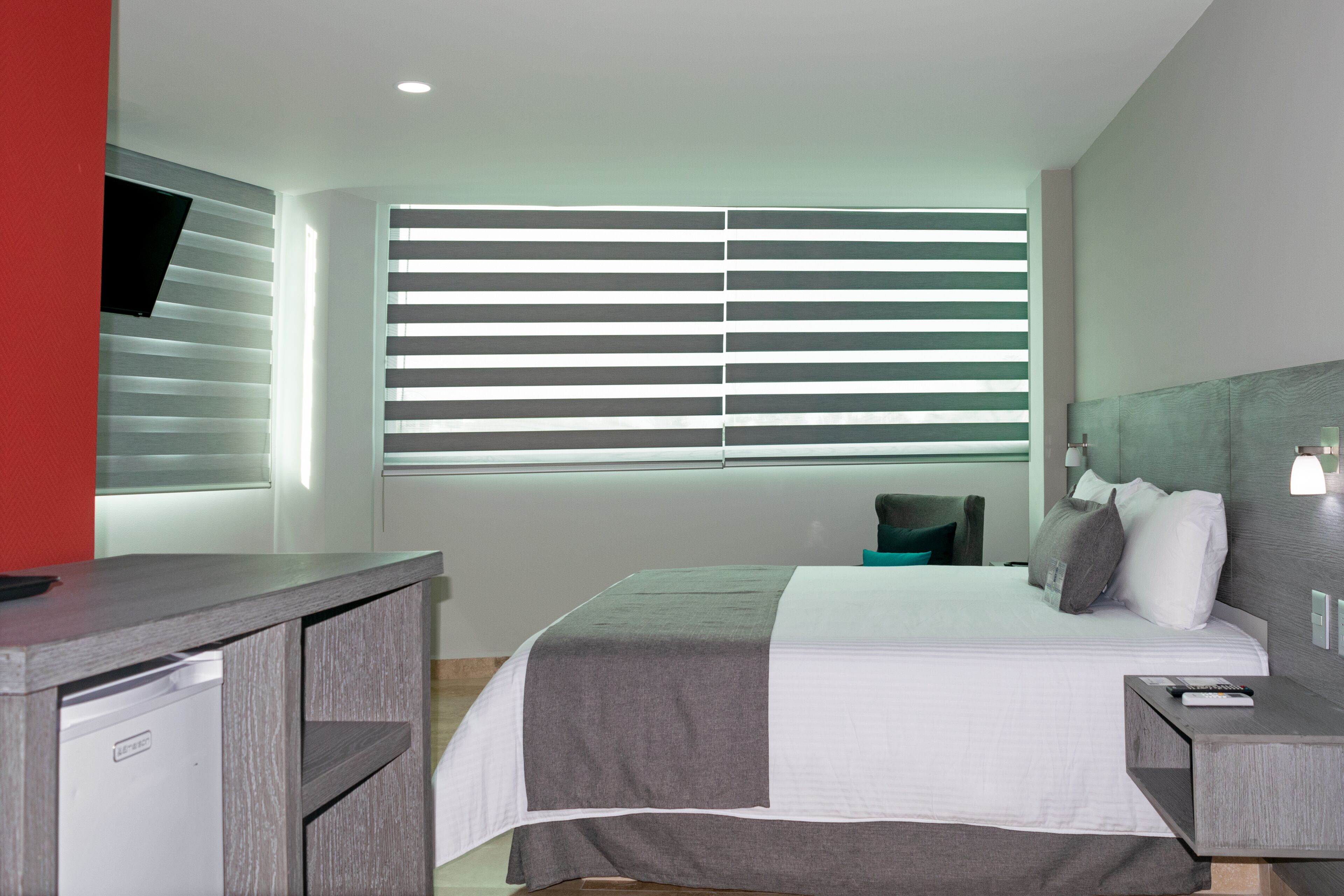 deluxe room, 1 king bed | minibar, in-room safe, desk, blackout curtains