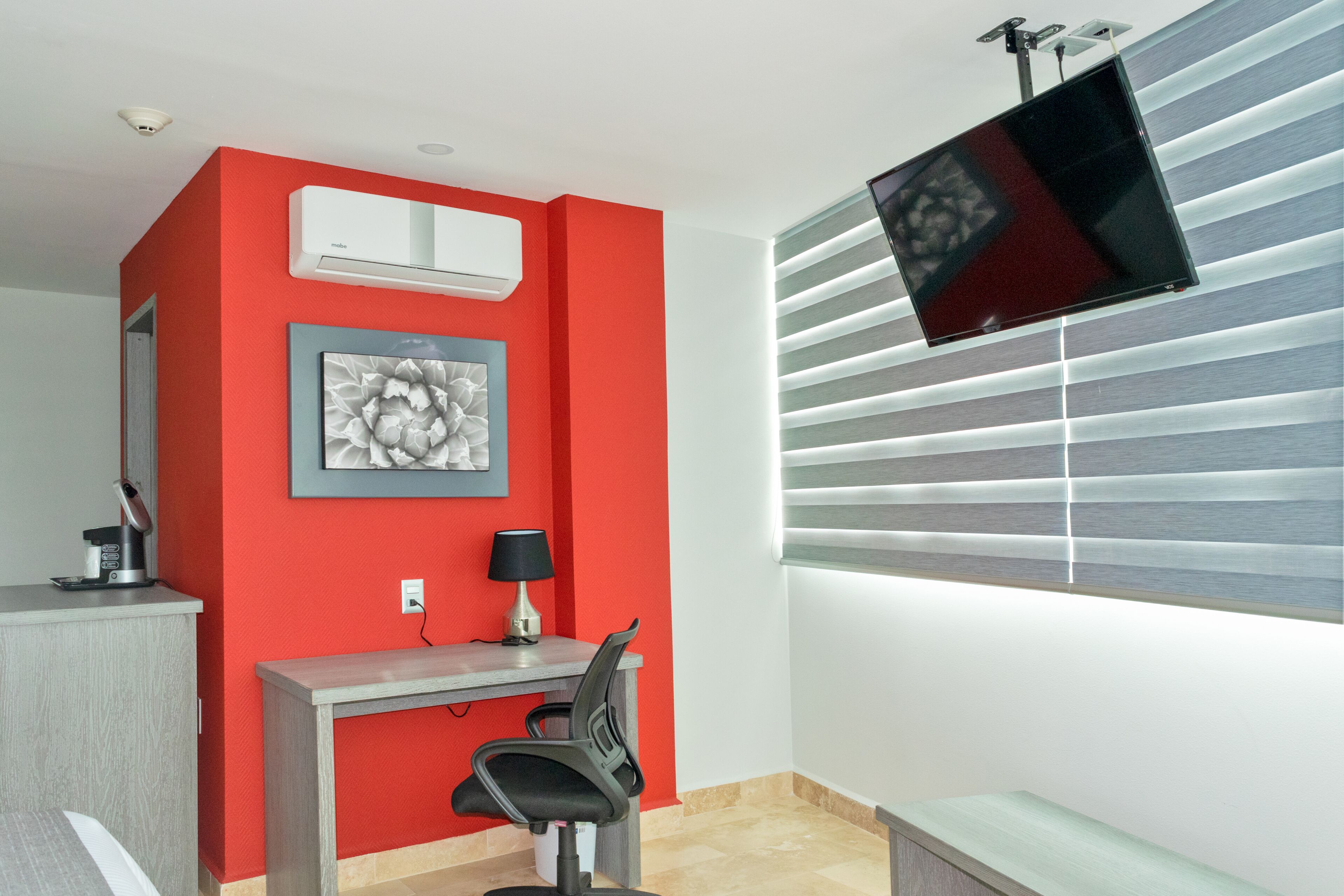 deluxe room, 1 king bed | minibar, in-room safe, desk, blackout curtains