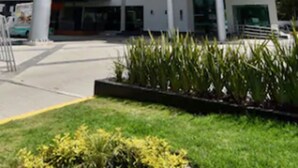 A modern hotel building with a sign indicating it is a 5-star hotel. - Hotel 5 Inn Plus (León)