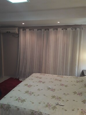 3 habitaciones, tabla de planchar con plancha, wifi y ropa de cama