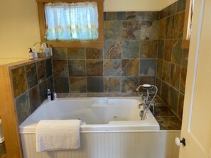 ジェットバス、ヘアドライヤー、タオル、石鹸