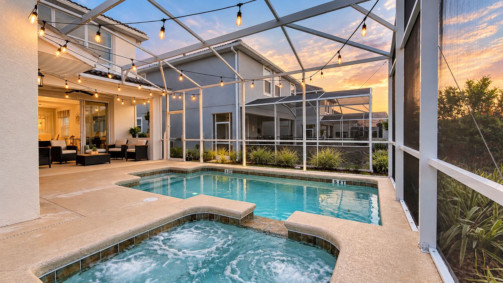 Área da piscina com hidromassagem, mobiliário de exterior e um alpendre coberto.