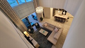 Smart-tv, eldstad och ett bordtennisbord