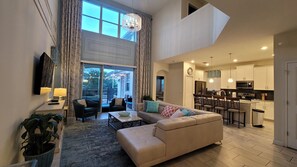 Smart-tv, eldstad och ett bordtennisbord