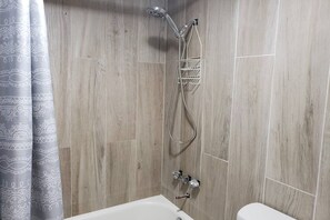 Duschwanne, Handtücher, Seife, Toilettenpapier